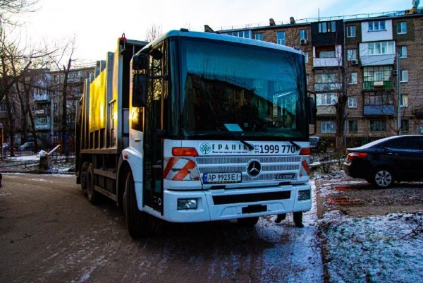 Один день з екіпажем сміттєвозу в Запоріжжі в умовах суворої зими (ФОТОРЕПОТАЖ)